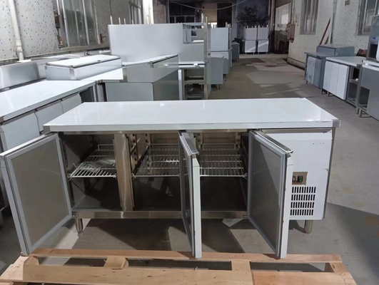 2~8°C 220-240V/1PH/50HZ SS304 Ψυκτικό ψυγείο 3 πόρτες Εργασιακό τραπέζι για αποθήκευση τροφίμων